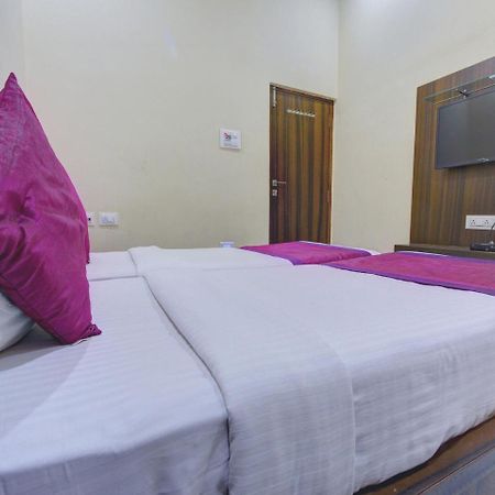 Oyo 7627 Royal Plaza Hotel Hyderabad Exterior foto