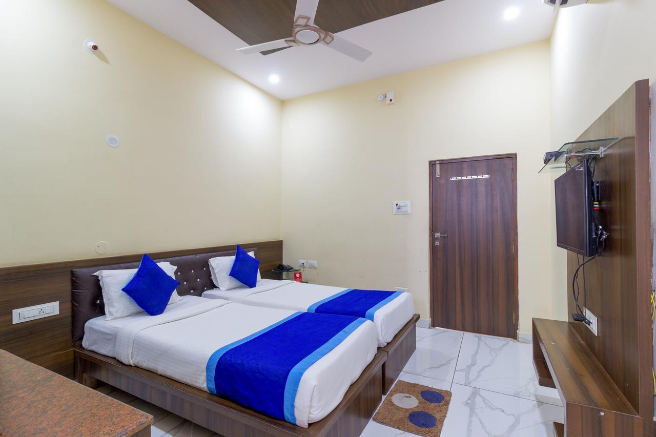 Oyo 7627 Royal Plaza Hotel Hyderabad Exterior foto