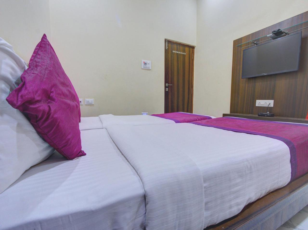 Oyo 7627 Royal Plaza Hotel Hyderabad Exterior foto
