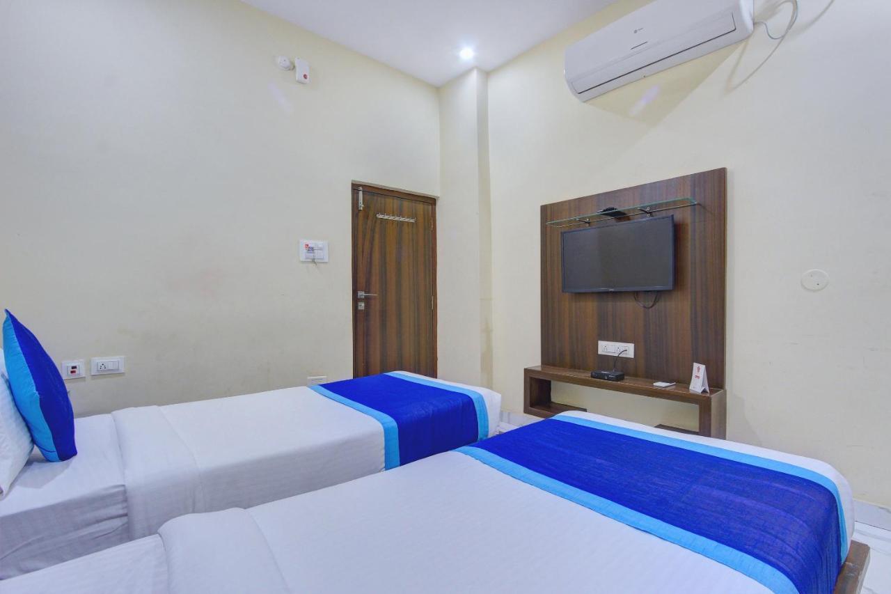 Oyo 7627 Royal Plaza Hotel Hyderabad Exterior foto