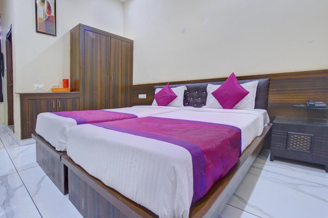 Oyo 7627 Royal Plaza Hotel Hyderabad Exterior foto